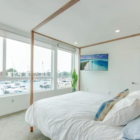 Sunny Condo W/ 2 Story Panoramic Ocean Views